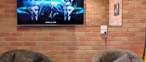 Camera Deluxe, 1 letto queen, vista cortile | Televisione