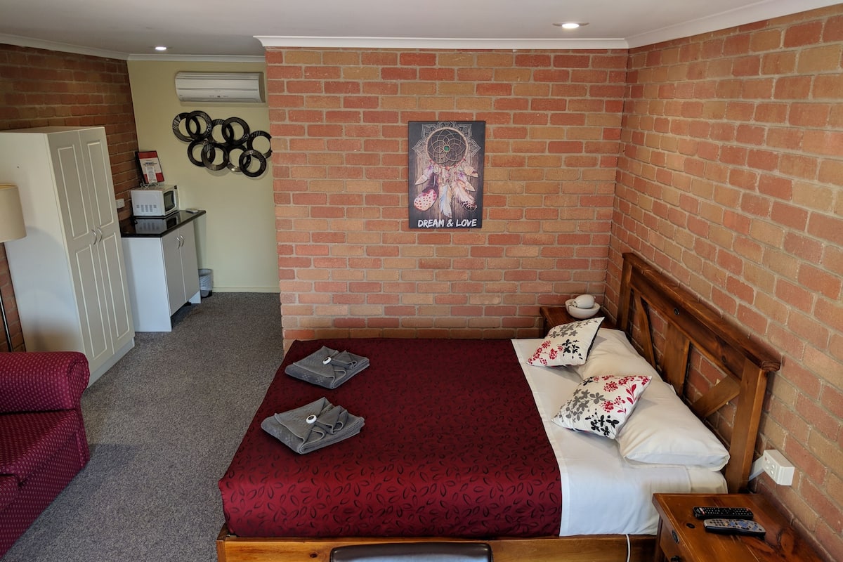 Deluxe Queen Room 5 | 1 bedroom, blackout curtains, iron/ironing board, free WiFi