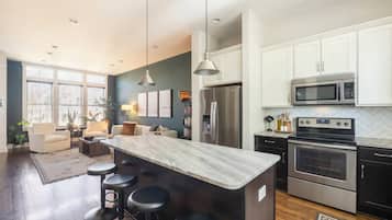 Een koelkast, een microgolfoven, een oven, een kookplaat