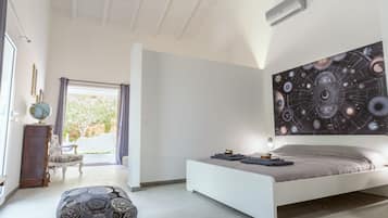 Svit Deluxe - 1 queensize-säng med bäddsoffa - utsikt mot trädgården | 1 sovrum, allergitestade sängkläder och individuell inredning