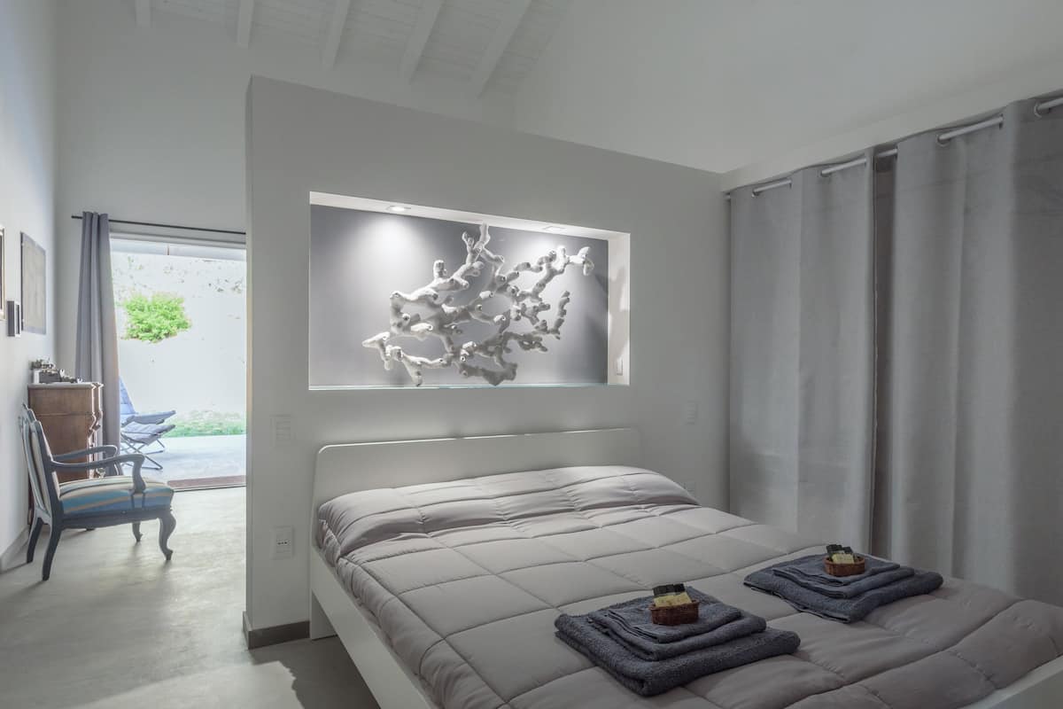 Premium suite, 1 queensize bed met slaapbank, uitzicht op tuin | 1 slaapkamer, hypoallergeen beddengoed, individueel gedecoreerd