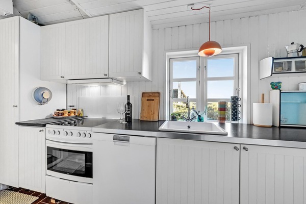 Frigorífic, placa de cuina, rentaplats i cafetera i tetera