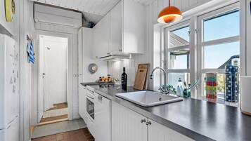 Køleskab, kogeplade, opvaskemaskine, kaffe-/temaskine