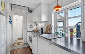 Fridge, stovetop, dishwasher, coffee/tea maker - 2 bedroom pet friendly home in Ulfborg (Ulfborg)