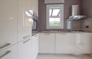 Kühlschrank, Mikrowelle, Herdplatte, Geschirrspüler