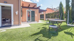 A modern house with a patio, a dining table, and chairs. - 3 bedroom lovely home in Cisano sul Neva (Cisano sul Neva)