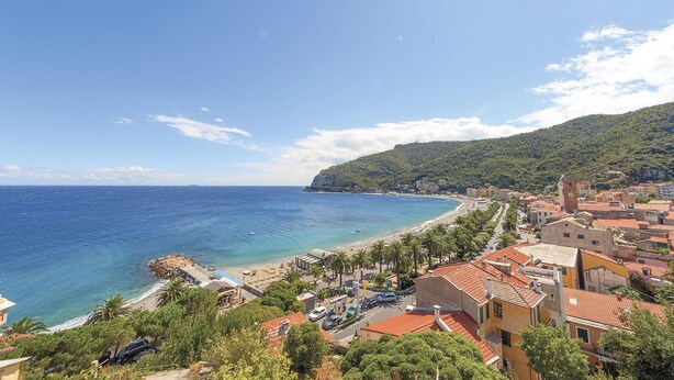 A coastal town with a beach, buildings, and a hill in the background. - 3 bedroom lovely home in Cisano sul Neva (Cisano sul Neva)