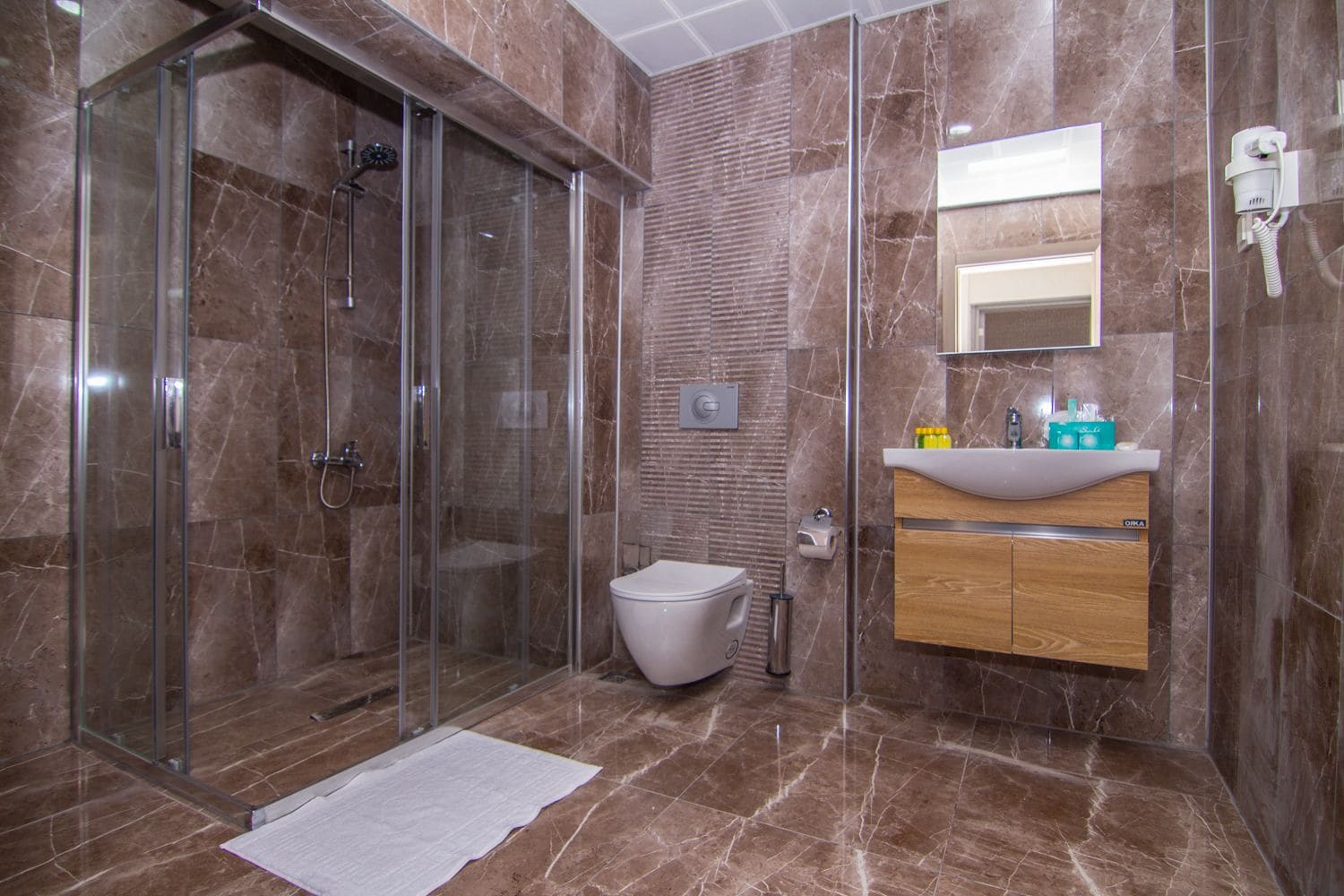 Bruser, brusehoved med spredningseffekt, designertoiletartikler