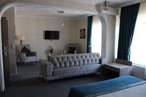 Minibar, caja de seguridad en la habitación y escritorio 