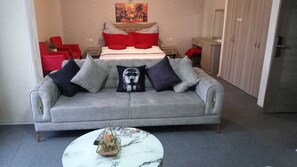 Minibar, caja de seguridad en la habitación y escritorio 