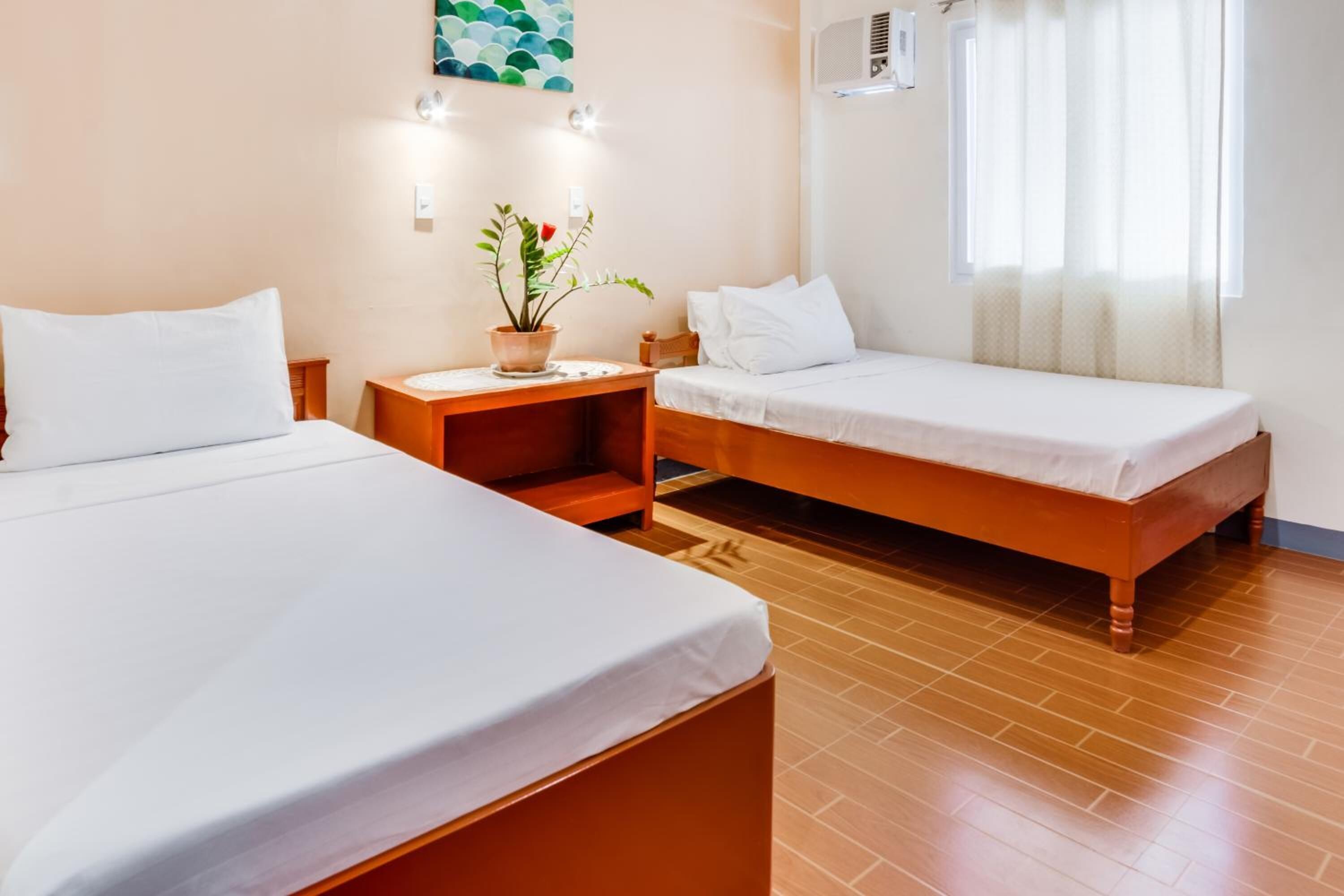 Bureau, chambres insonorisées, fer et planche à repasser, draps fournis