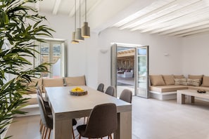 Villa, 4 Schlafzimmer, eigener Pool, Meerblick | Essbereich im Zimmer