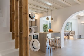 Biệt thự, 4 phòng ngủ, hồ bơi riêng, quang cảnh biển | Khu phòng khách | Smart TV, Netflix 