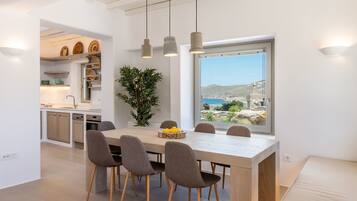 Vila, 4 quartos, piscina particular, vista para o mar | Opções para refeição no quarto