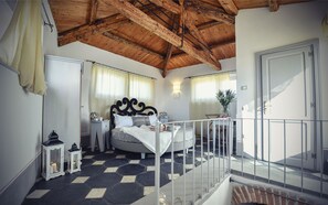 Romantic Room, Hill View