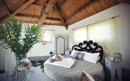 Romantic Room, Hill View | Blackout drapes, free cribs/infant beds, bed sheets. Bisos Ospitalità diffusa eco-sostenibile