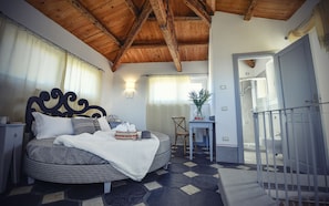 Romantic Room, Hill View