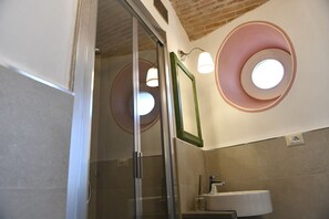 Kamar Double atau Twin Comfort, pemandangan kota | Kamar mandi | Shower, pancuran hujan, perlengkapan mandi gratis, dan pengering rambut
