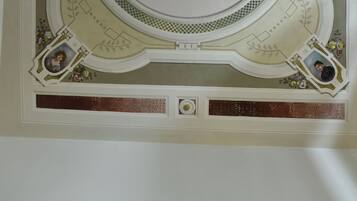 Un techo detallado con un diseño circular central y elementos decorativos a su alrededor.