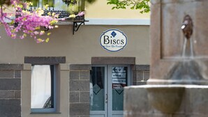 A building with a sign reading "Biscs" and a window with a curtain. - Bisos Ospitalità diffusa eco-sostenibile (Paulilatino)