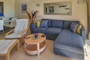 TV - Apt with sea view, communal pool and only a 10 minute drive from the beach! (Mijas costa)