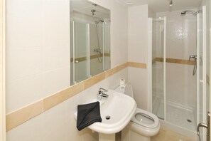 Badkar/dusch, hårtork, bidé och handdukar