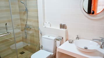 Appartement Ville, vue montagne | Salle de bain | Articles de toilette gratuits, sèche-cheveux, bidet, serviettes fournies