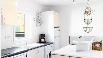 Kühlschrank, Ofen, Geschirrspüler, Kochgeschirr/Geschirr/Besteck