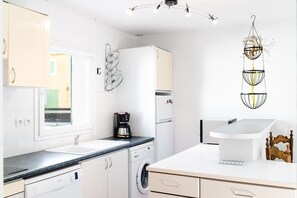 Køleskab, ovn, opvaskemaskine, køkkentøj/tallerkener/redskaber