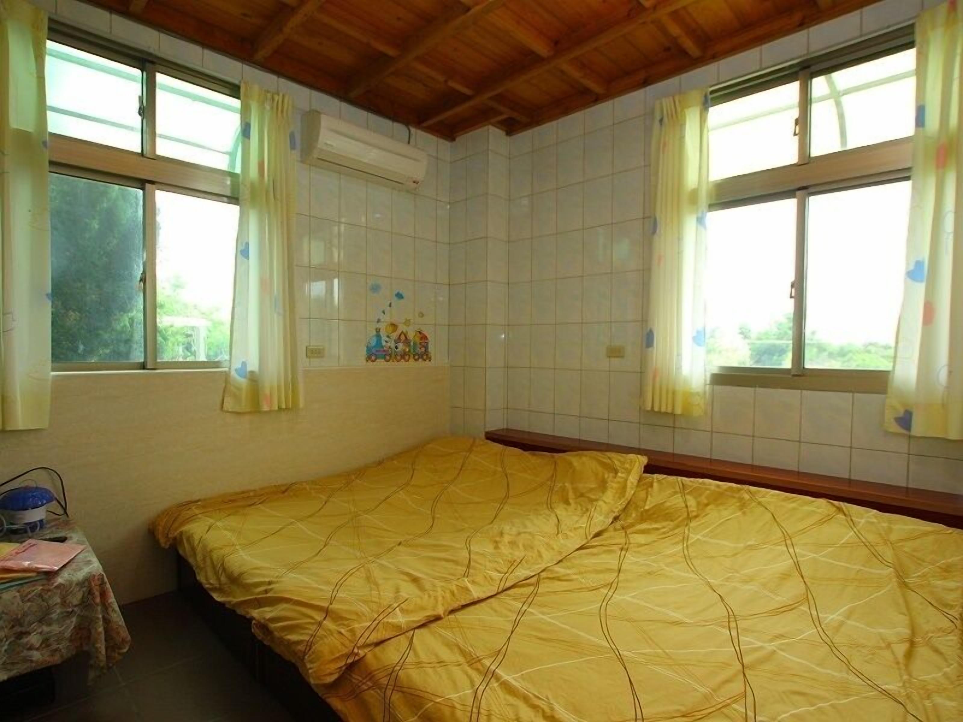 Desk, rollaway beds, free WiFi