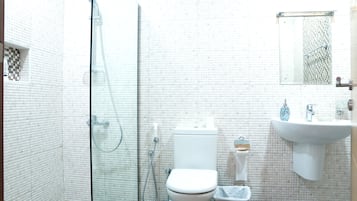 Apartemen Kota, pemandangan gunung | Kamar mandi | Perlengkapan mandi gratis, kloset, dan handuk