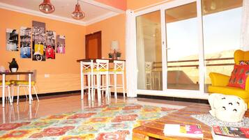 Apartemen Kota, pemandangan gunung | Area keluarga | TV layar datar