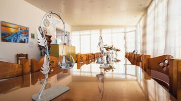 Daily cooked-to-order breakfast (EUR 10 per person)