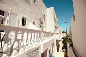 Exterior - Ptolemeos Pension (Santorini)