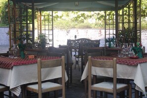 Free daily local cuisine breakfast 