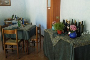 Breakfast, lunch, dinner served; local cuisine