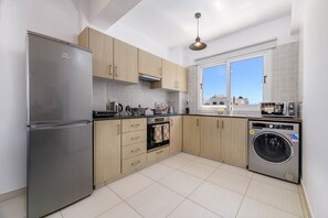 Réfrigérateur, micro-ondes, four, bouilloire électrique