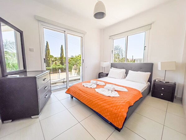 3 chambres, coffres-forts dans les chambres, fer et planche à repasser