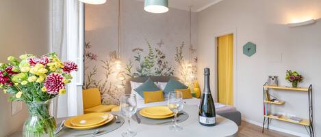 Studio, 1 Queen-Bett | Essbereich im Zimmer