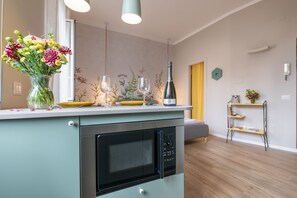 Studio, 1 grand lit | Cuisinette privée | Réfrigérateur, four à micro-ondes, surface de cuisson