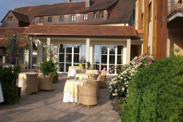 2 restaurants, lunch, dinner served; German cuisine