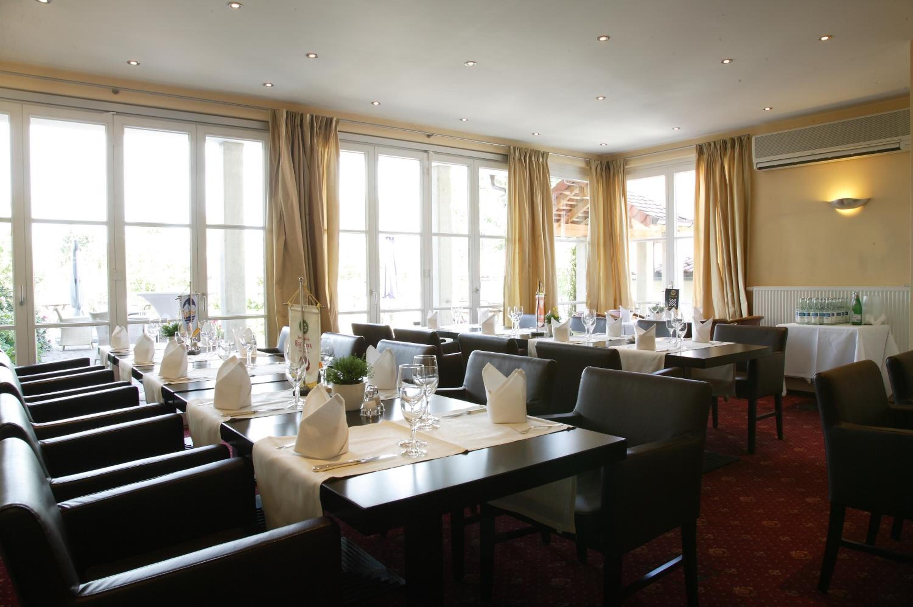 2 restaurants, lunch, dinner served; german cuisine