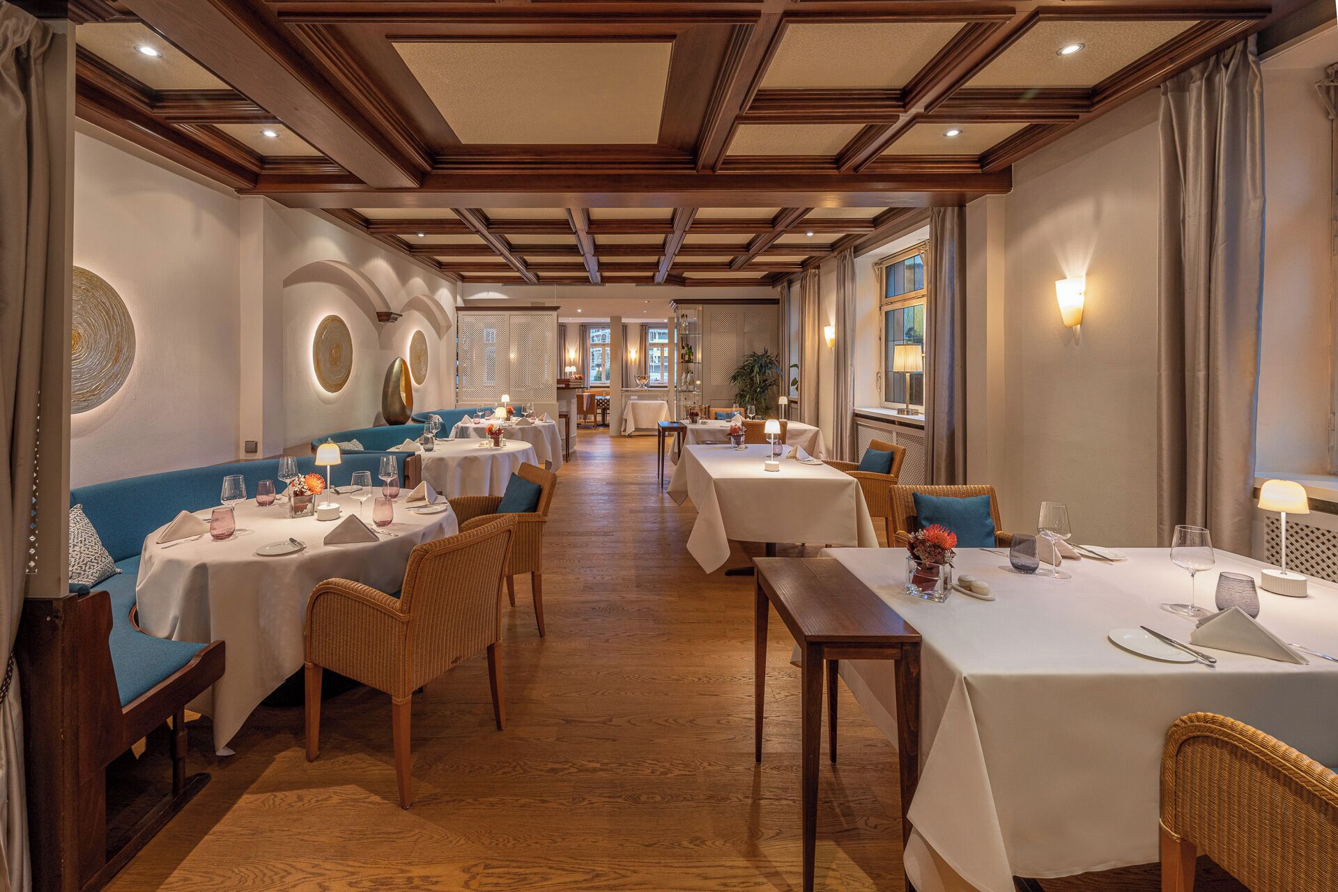 2 か所のレストラン、ランチ、ディナーに営業 (ドイツ料理)