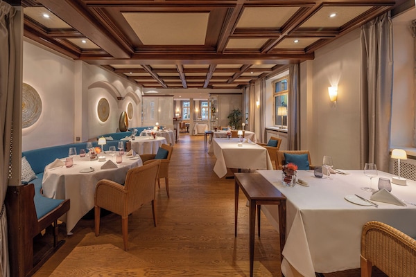 2 restaurants servant le déjeuner et le dßner, plats Cuisine allemande