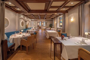 2 restaurantes; se sirve almuerzo y cena; cocina alemana