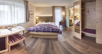 Minibar, caja de seguridad en la habitación y escritorio 