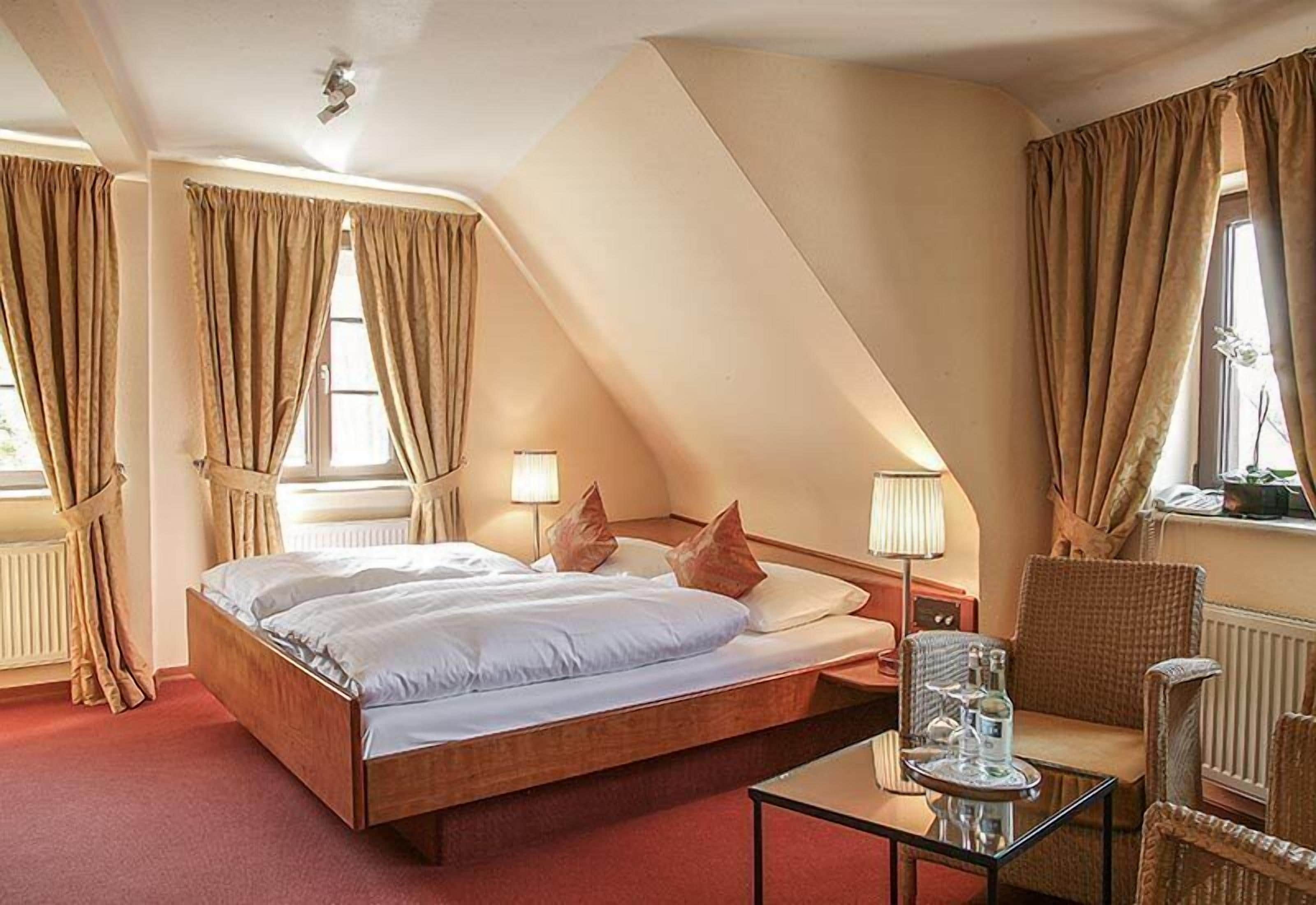 demi-suite with sauna | minibar, in-room safe, desk, iron/ironing board