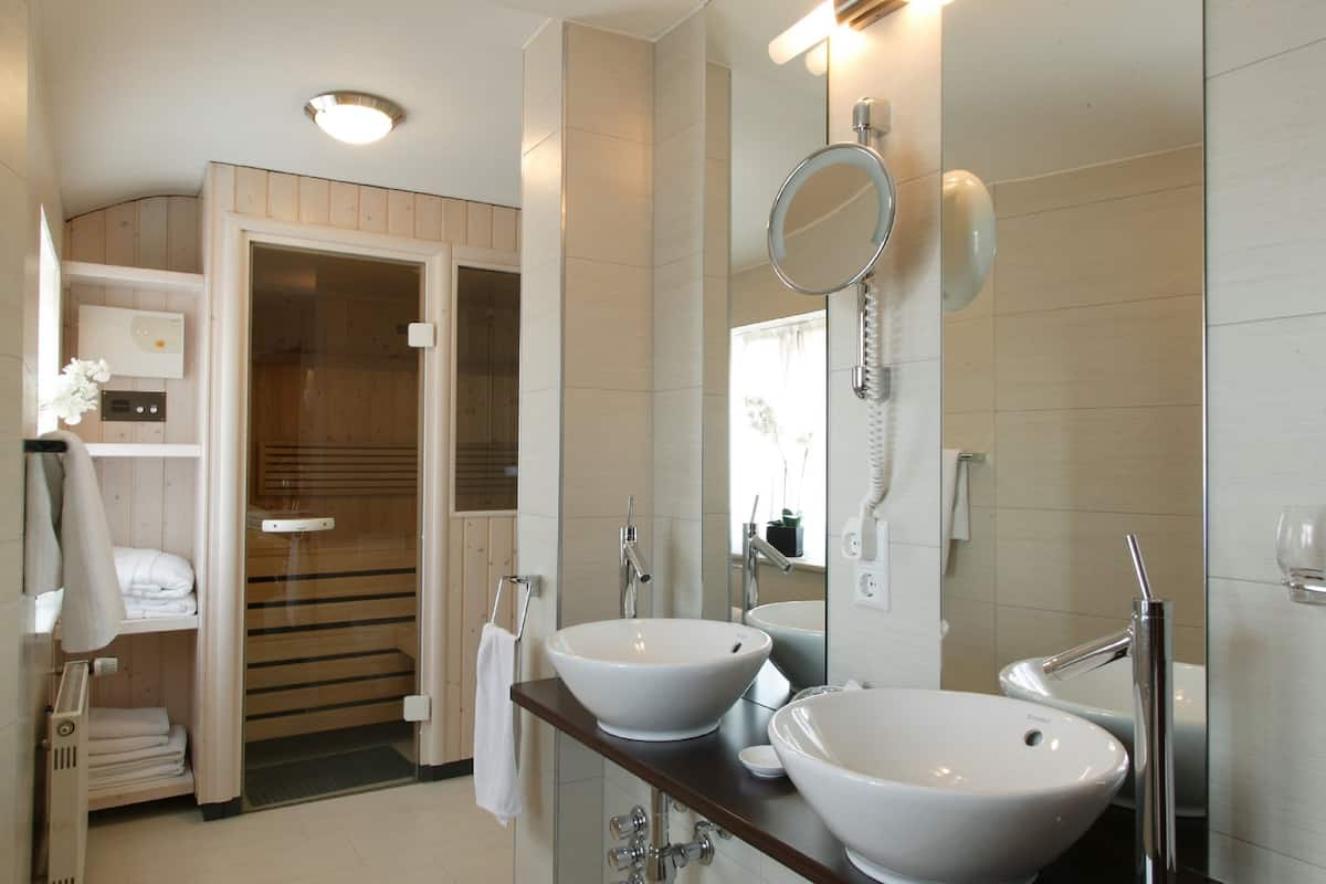 Suite, sauna | Badkamer | Een douche, een haardroger, handdoeken, zeep
