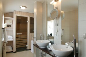 Suite, sauna | Badkamer | Een douche, een haardroger, handdoeken, zeep