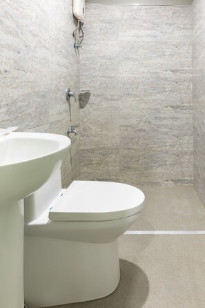 A bathroom with a toilet, sink, and shower. - OYO 202 JRJF Annex (Tagum)